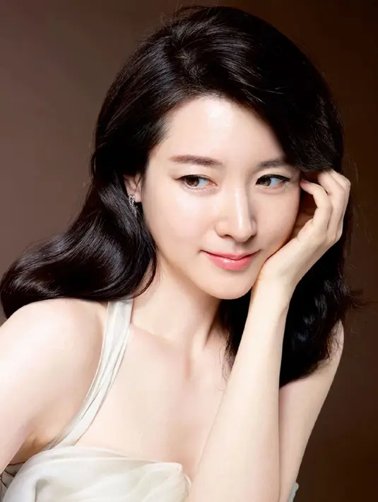 Di usianya yang sudah 47 tahun, akan tetapi Lee Yeong Ae tetap punya wajah yang cantik menawan. Ia mengaku wajah awet mudanya lantaran dirinya rajin minum air putih. (Foto: koreaboo.com)