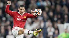 Manchester United berpesta kala bertandang di markas Tottenham Hotspur dalam lanjutan Liga Inggris 2021/2022. Setan Merah berhasil menumbangkan tuan rumah dengan tiga gol tanpa balas. (AP/Frank Augstein)