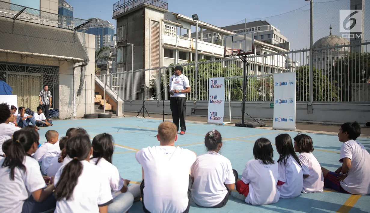 Suasana Coaching Clinic Basket dengan Sam Perkins di Lapangan Basket, US Embassy, Annex, Jakarta, Kamis (7/9). Kegiatan untuk menularkan semangat berolahraga ke generasi muda Indonesia. (Liputan6.com/Faizal Fanani)