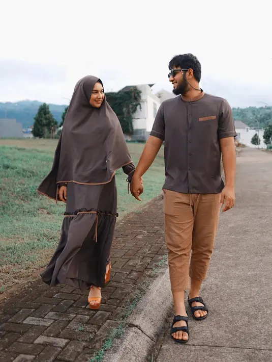 Meskipun tak selalu dengan motif yang sama, namun baju couple yang dikenakan oleh kedua orang tua Baby Air ini nampak serasi dengan warna yang senada. (Liputan6.com/IG/@_irishbella_)