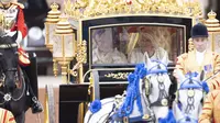 Raja Charles III dan Ratu Camilla melakukan perjalanan dengan Diamond State Coach, dalam Prosesi Raja, perjalanan sejauh dua kilometer dari Istana Buckingham ke Westminster Abbey di pusat kota London pada 6 Mei 2023, menjelang penobatan mereka. (GRAEME ROBERTSON/POOL/AFP)