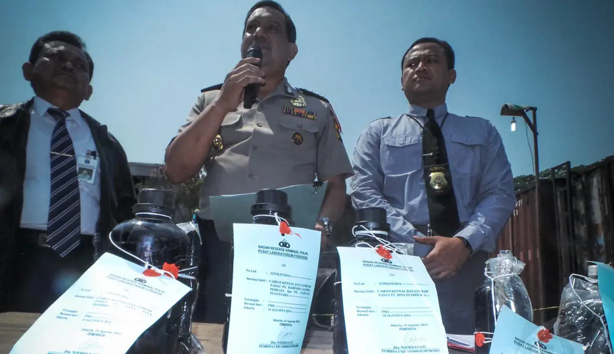 Dalam penggerebekan Selasa (19/8/14), polisi menyita barang bukti berupa tangki penyimpanan, kontainer, dan mesin pompa. (Liputan6.com/Faizal Fanani)