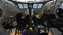 CEO SpaceX, Elon Musk (kiri) mengajak beberapa tamu merasakan kabin kapsul ruang angkasa SpaceX's Dragon V2 saat peresmian di Hawthorne, California, (29/5/2014). (REUTERS/Mario Anzuoni) 