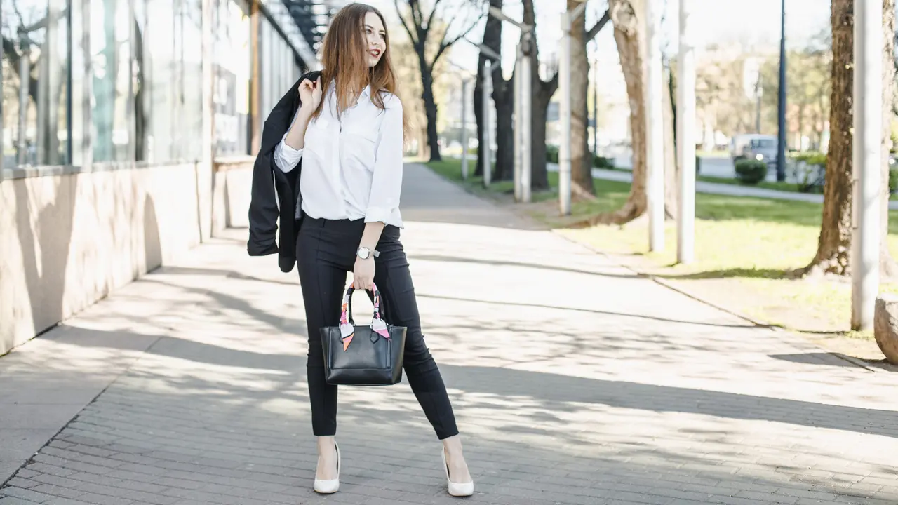 10 Mix and Match Kemeja Putih yang Stylish, Cocok Dicoba untuk Berbagai Acara