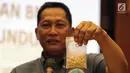 Kepala BNN Budi Waseso menunjukan barang bukti ekstasi saat rilis di Kemenkeu, Jakarta, Rabu (7/1). BNN mengamankan 12 orang tersangka berserta barang bukti sebanyak 110,84 kilogram sabu dan 18.300 butir ekstasi. (Liputan6.com/Arya Manggala)