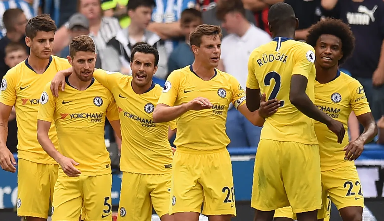 Para pemain Chelsea merayakan gol yang dicetak oleh Jorginho ke gawang Huddersfield Town pada laga Premier League di Stadion John Smith's, Sabtu (11/8/2018). Chelsea menang 3-0 atas Huddersfield Town. (AFP/Oli Scarff)