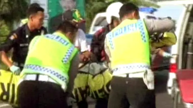 [VIDEO] Hindari Lubang, Pemotor Dilibas Truk