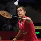 Juara dunia 2014 Carolina Marin (Spanyol) mengembalikan bola kearah pebulutangkis Malaysia, Tee Jing Yi di Total BWF Championships 2015 di Jakarta, Selasa (11/8/2015). Carolina Marin unggul 19-21, 21-14, 21-13. (Liputan6.com/Helmi Fithriansyah)