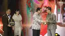 Direktur Utama Indosiar Imam Sudjarwo memberikan piala kepada Edi Fadhil dalam Kategori lingkungan hidup saat ajang Liputan6 Awards 2018 di SCTV Tower, Jakarta, Minggu (20/5). (Liputan6.com/Herman Zakharia)