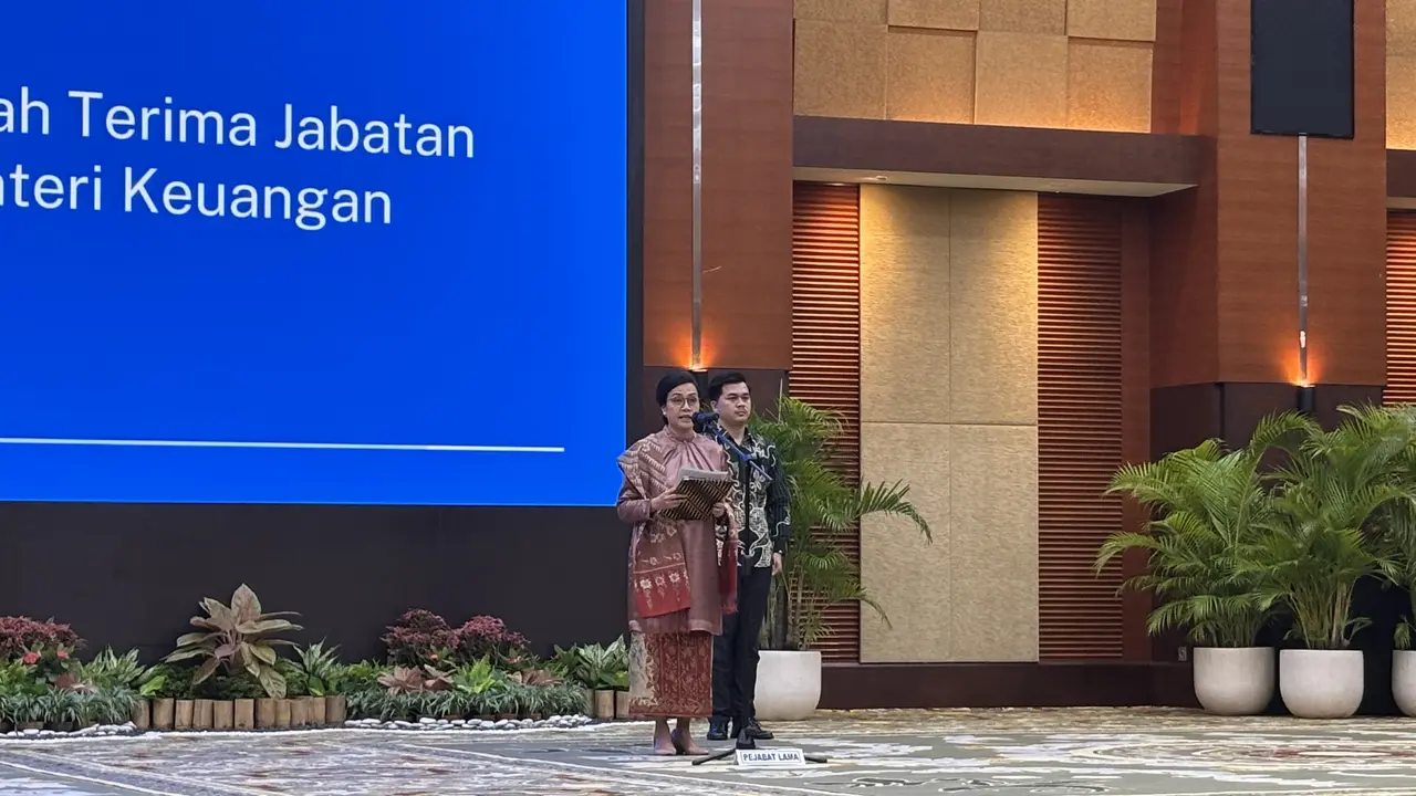Sri Mulyani dalam Serah Terima Jabatan Menkeu kepada Purbaya Yudhi Sadewa, di Kementerian Keuangan, Jakarta, Selasa (9/9/2025). (Liputan6.com/Tira)