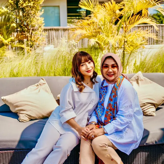 7 Potret Nikita Willy dan Ibunda yang Jarang Tersorot, Kompak Banget