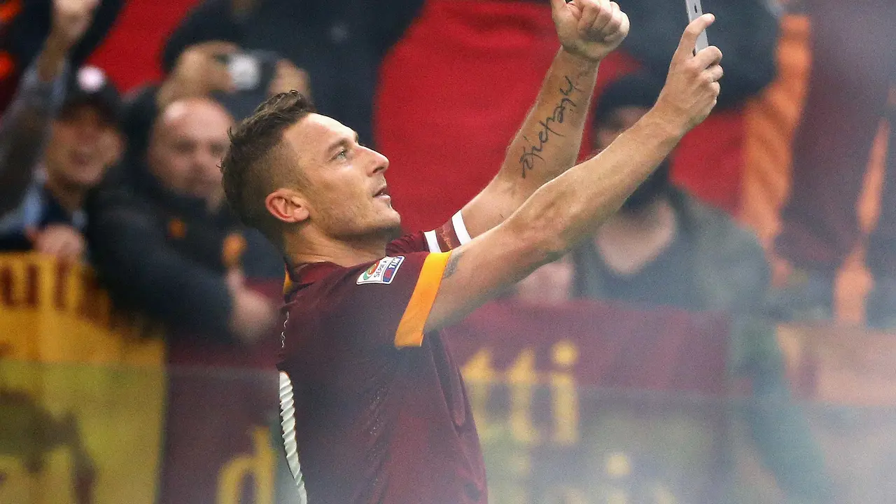 Cetak Rekor di Derby Capitale, Totti "Selfie" di Depan Fans Roma