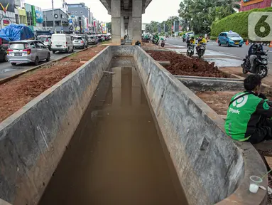 Suasana proyek pembangunan kolam olakan air di Kelapa Gading, Jakarta, Minggu (31/1/2021). Pemprov DKI Jakarta melalui Dinas Sumber Daya Air terus melakukan upaya untuk mengendalikan dampak musim hujan, salah satunya dengan membuat kolam olakan air secara bertahap. (Liputan6.com/Faizal Fanani)