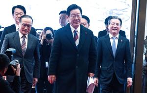 Presiden Korea Selatan Lee Jae Myung (tengah) saat tiba di kantor kepresidenan Cheong Wa Dae, atau Gedung Biru di Seoul, Senin, 29 Desember 2025. Seluruh fungsi kantor kepresidenan Korea Selatan sepenuhnya kembali ke Blue House yang bersejarah di Seoul atau yang dalam bahasa Korea dikenal sebagai Cheong Wa Dae. (Jeoon Heon-Kyun/Pool Photo via AP)