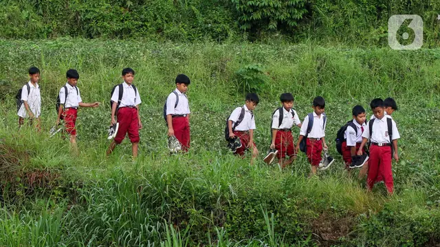 Pelajar di Bogor Terpaksa Seberangi Sungai Menuju Sekolah