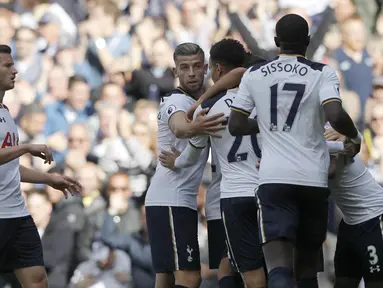 Pemain Tottenham merayakan gol Dale Alli saat melawan Manchester City pada lanjutan Premier League di Stadion White Hart Lane, London, Minggu (2/10/2016). (AP/Frank Augstein)