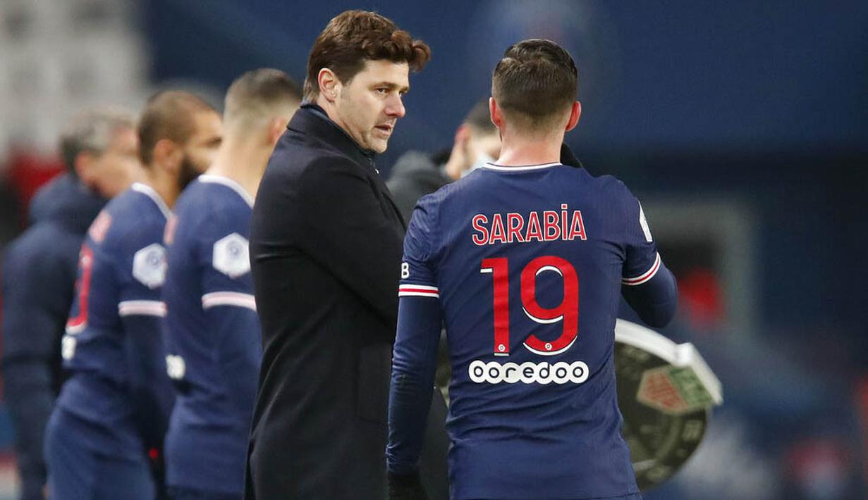Pelatih Paris Saint-Germain (PSG), Mauricio Pochettino, berbincang dengan Pablo Sarabia usai pertandingan melawan Brest pada laga Liga Prancis di Stadion Parc des Princes, Sabtu (9/1/2021). PSG menang dengan skor 3-0. (AP Photo/Francois Mori)
