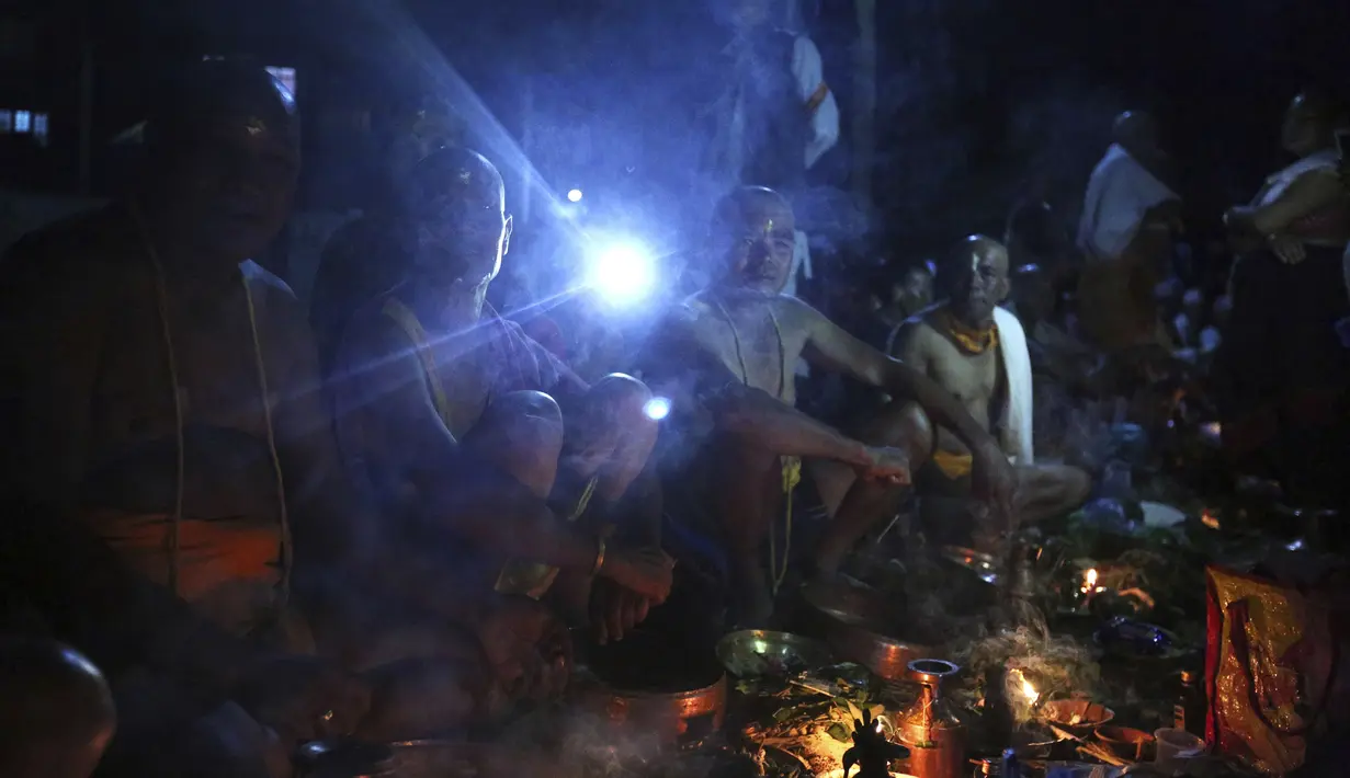 Umat Hindu Nepal menunggu ritual dimulai selama festival Kuse Aunsi di Kathmandu, Jumat (30/8/2019). Kuse Aunsi lebih dikenal dengan sebutan Gokarna Aunsi adalah perayaan yang terjadi pada akhir Agustus, tergantung pada kalender lunar. (AP Photo/Niranjan Shrestha)