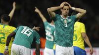 Striker Jerman, Sandro Wagner, tampak kecewa usai dikalahkan Brasil pada laga persahabatan di Stadion Olympiastadion, Berlin, Selasa (27/3/2018). Jerman takluk 0-1 dari Brasil. (AP/Michael Sohn)