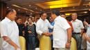 Calon gubernur DKI Jakarta, Anis Baswedan bersalaman dengan Wakil Ketua DPR Fadli Zon berdialog dengan masyarakat Minang yang tinggal di Jakarta, Sabtu (21/1). (Liputan6.com/Angga Yuniar)
