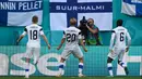 Pada menit keempat pertandingan, Finlandia melakukan gebrakan dengan mencetak gol lewat tandukan dari Joel Pohjanpalo, namun sanyangnya gol ini dianulir oleh wasit. Pohjanpalo dinyatakan offside setelah wasit meninjau VAR. (Foto: AFP/Pool/Kirill Kudryavtsev)