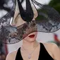 Gaun tersebut dipasangkan dengan hiasan kepala dari Philip Treacy dan perhiasan berlian dari Tiffany & Co. (Photo by Joel C Ryan/Invision/AP)