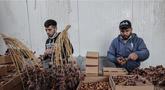 Pekerja Palestina menyortir dan mengemas kurma di sebuah pabrik sebagai persiapan untuk puasa Ramadhan di Khan Yunis di Jalur Gaza selatan pada 19 Maret 2023. (AFP/Said Khatib)