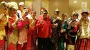 Sekjen PDIP Hasto Kristiyanto (tengah) berfoto bersama usai menghadiri Rekapitulasi Nasional Peserta Pemilu 2019, Jakarta (17/2). Dari 16 partai yang mendaftar, dua di antaranya tidak lolos verifikasi faktual. (Liputan6.com/JohanTallo)