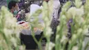 Warga memilih bunga potong untuk hiasan Lebaran di Rawa Belong, Jakarta Barat, Rabu (12/6/2021). Menyambut Hari Raya Idul Fitri 1442 H, banyak warga memburu bunga potong untuk menghias rumah. (Liputan6.com/Angga Yuniar)