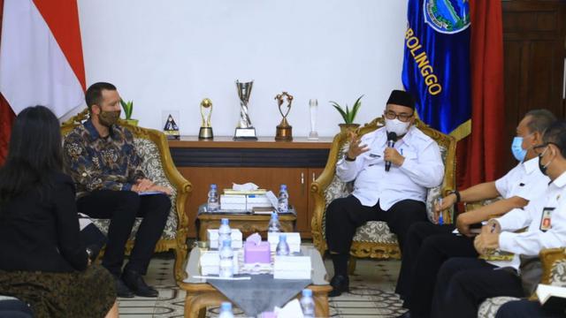 Councellor Australia  Mr. Sam Potter (Kanan) bertemu Plt Bupati Probolinggo Timbul Prihanjoko (Istimewa)