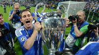 Semasa di Chelsea dalam rentang 2001-2013, Frank Lampard berkembang menjadi pemain tangguh. Ia berandil membawa Chelsea merebut 1 trofi UCL, 1 trofi UEL, 3 trofi Premier League, 4 trofi Piala FA, 2 trofi Piala Liga dan 2 trofi Community Shield. (AFP/Adrian Dennis)