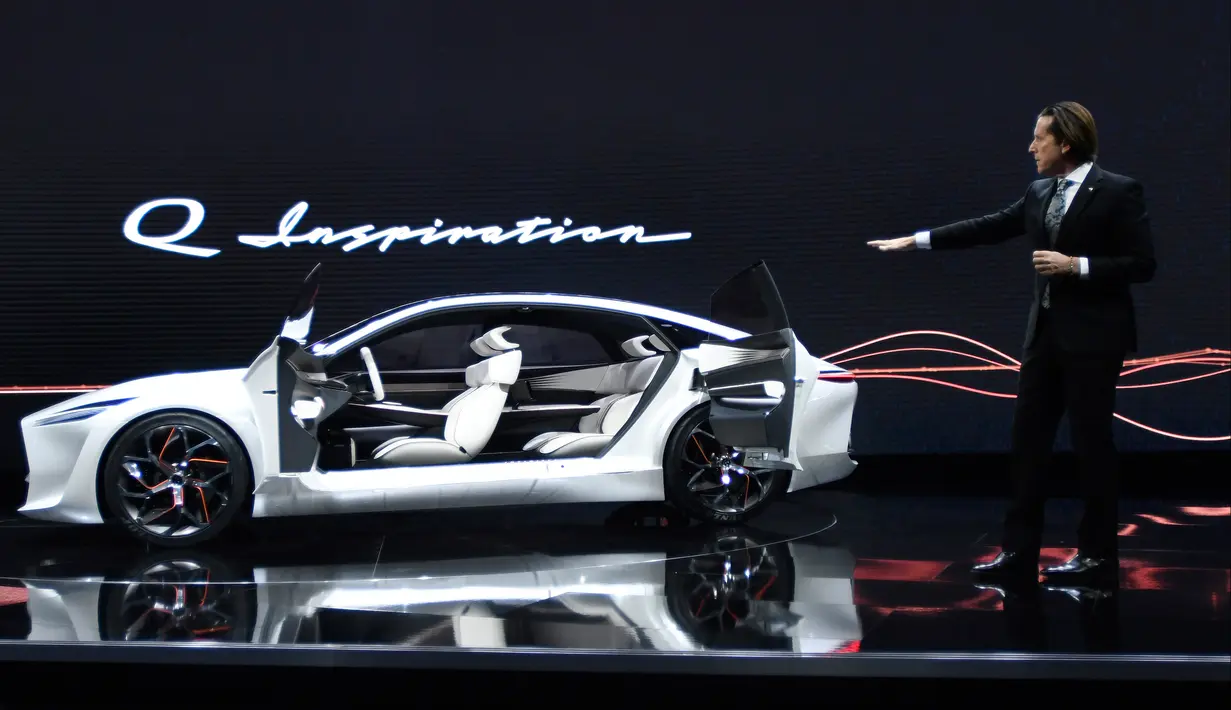 Alfonso Albaisa, Wakil Presiden Senior Desain Nissan Motor Co., Ltd, menunjukkan interior konsep keamanan Inspirasi Q selama konferensi pers di North America International Auto Show (NAIAS) 2018 di Detroit, Michigan, Senin, (15/1). (AP Photo/Jose Juarez)