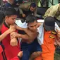 Seorang siswa SMK Kehutanan Pekanbaru dievakuasi dari Taman Nasional Bukit Tiga Puluh. (Liputan6.com/M Syukur)