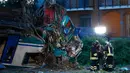 Petugas pemadam memeriksa kondisi kereta api yang menabrak sebuah truk di dekat wilayah Turin, Italia, Kamis (24/5). Salah satu dari dua korban luka kritis meninggal setelah dirawat di rumah sakit. (AP/Antonio Calanni)