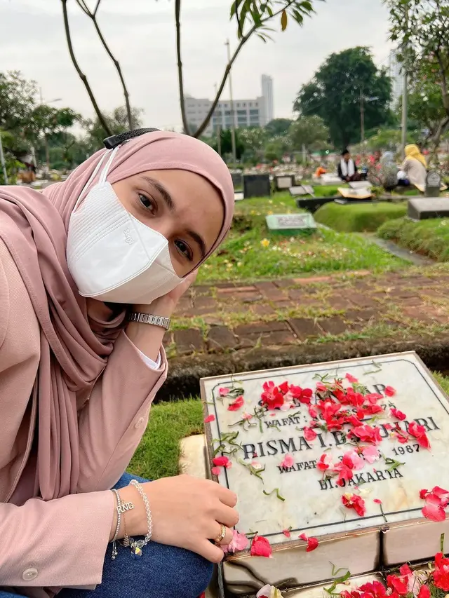 Rawat Tradisi, Ini Potret 7 Artis saat Lakukan Ziarah sebelum Puasa Ramadhan