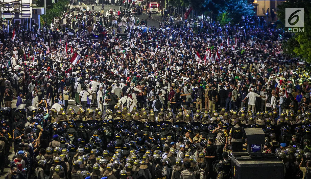 Massa aksi dari Gerakan Nasional Kedaulatan Rakyat berunjuk rasa di depan Gedung Bawaslu, Jakarta, Selasa (21/5/2019). Dalam aksinya yang dijaga aparat kepolisian, mereka meminta Bawaslu memeriksa hasil perolehan suara Pemilu 2019 yang dinilai banyak kecurangan. (Liputan6.com/Faizal Fanani)
