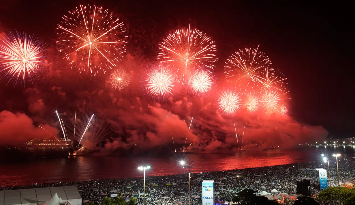 Pesta kembang api menyemarakkan perayaan malam Tahun Baru 2019 di Pantai Copacabana, Rio de Janeiro, Brasil, Selasa (1/1). (AP Photo/Leo Correa)