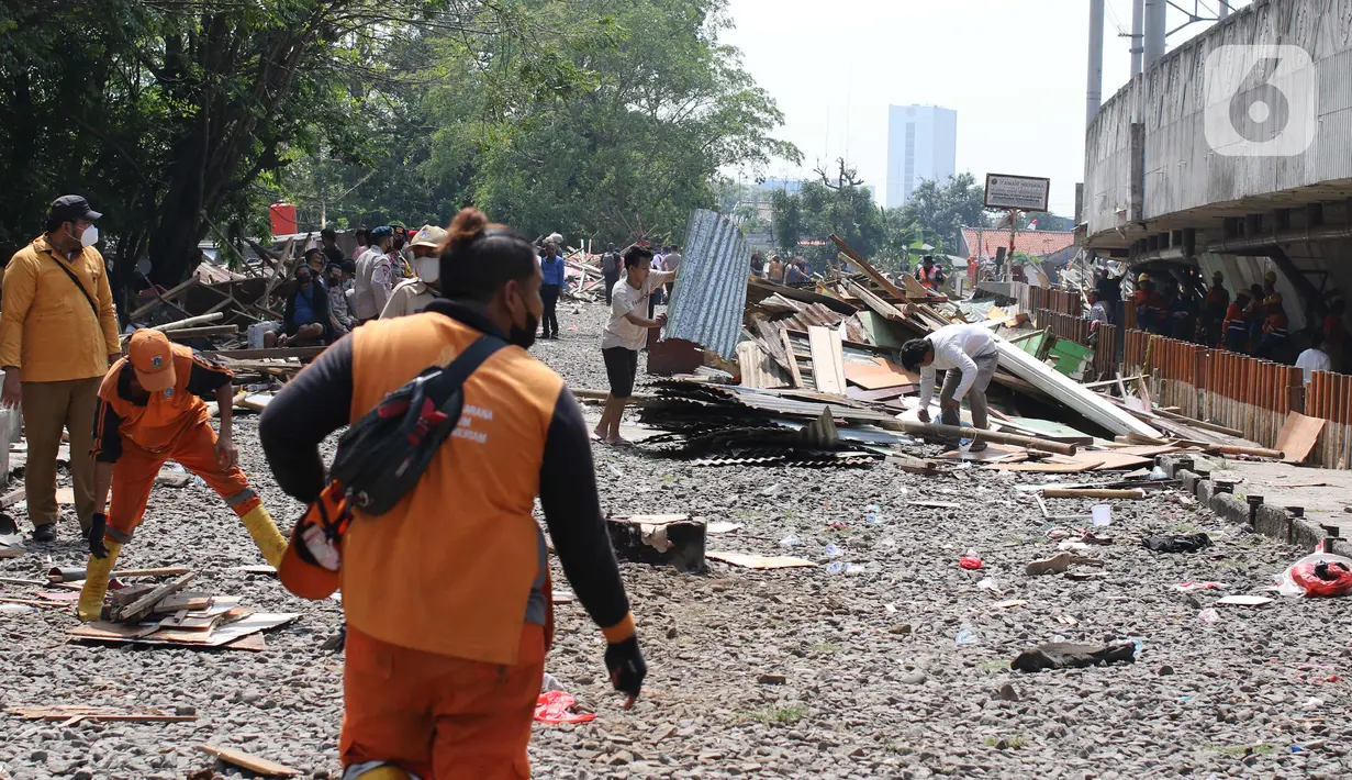 Sejumlah petugas gabungan dari Satpol PP, KAI dan Polisi membongkar bangunan lokalisasi liar Gunung Antang di Matraman, Jakarta Timur, Selasa (30/8/2022). Di lahan milik PT KAI seluas 2.500 meter persegi itu, total terdapat 120 bangunan liar yang dijadikan lokalisasi liar dan tempat perjudian. (Liputan6.com/Herman Zakharia)