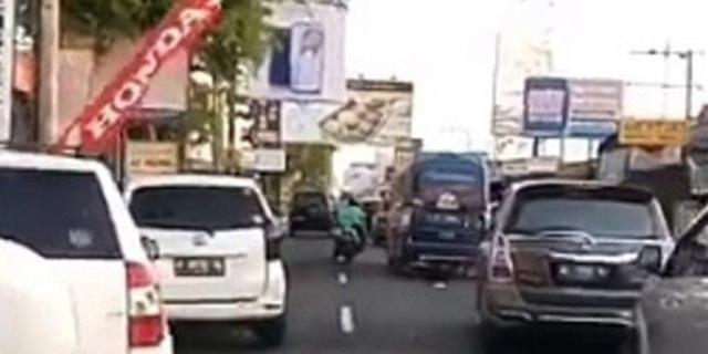 Seorang driver ojek online membantu membuka jalan untuk pengendara ambulans yang terkena macet/copyright Twitter/@aratiararismala