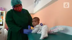 Dokter memeriksa stimulasi deteksi dan intervensi dini tumbuh kembang anak usia 5 dan 2 tahun di Puskesmas Kramat Jati, Jakarta, Kamis (12/11/2020). Pemantauan pertumbuhan balita dan batita dilakukan dengan imunisasi secara rutin pada anak usia 0-9 bulan dan 18 bulan. (merdeka.com/Imam Buhori)