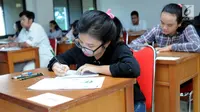 Peserta mengisi soal Seleksi Bersama Masuk Perguruan Tinggi (SBMPTN) 2018 di Kampus Universitas Islam Negeri (UIN) Syarif Hidayatullah, Ciputat, Banten,Tangerang Selatan, Selasa (8/5). (Merdeka.com/Arie Basuki)