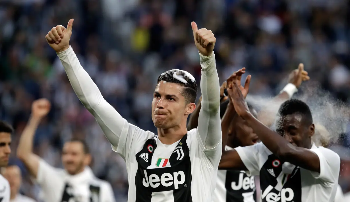 Ekspresi Cristiano Ronaldo saat Juventus berhasil mengalahkan Fiorentina dalam Serie A Liga Italia di Stadion Allianz, Turin, Italia, Sabtu (20/4). Juventus menjuarai Serie A Liga Italia 2018/2019. (AP Photo/Luca Bruno)