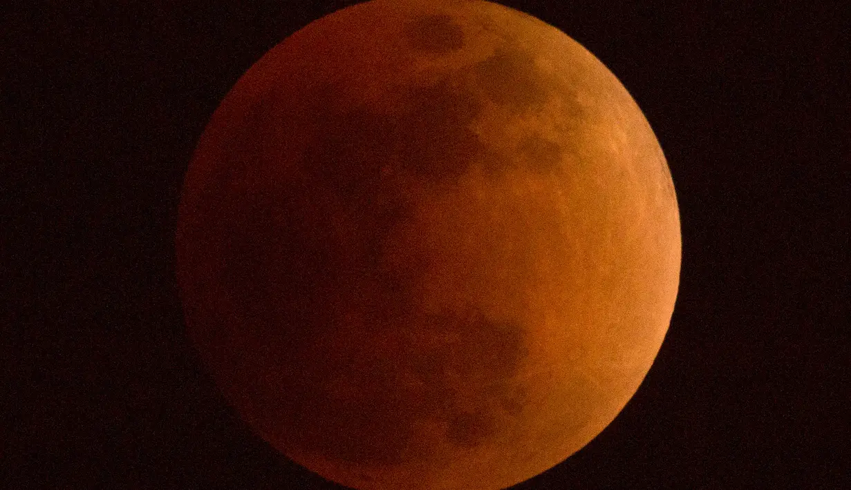 Pemandangan ketika supermoon menghiasi langit Beijing, China, Rabu (31/1). (AP Photo/Mark Schiefelbein)