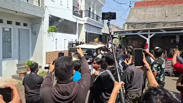 Detik-detik Jenazah Mpok Alpa Tiba di Rumah Duka