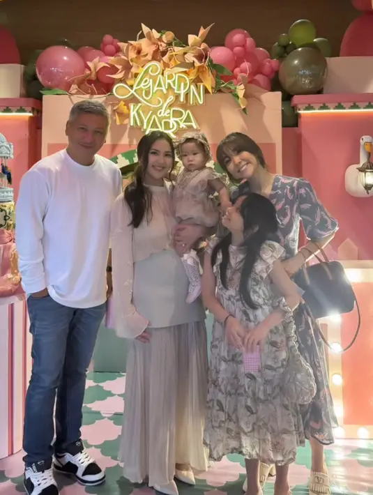 Gisel tampil mengenakan dress bermotif lengan 3/4 model puff sambil membawa tas hitam dan mengenakan sepatu ivory. Ia hadir bersama Gading dan putrinya Gempita.  [@gisel_la]