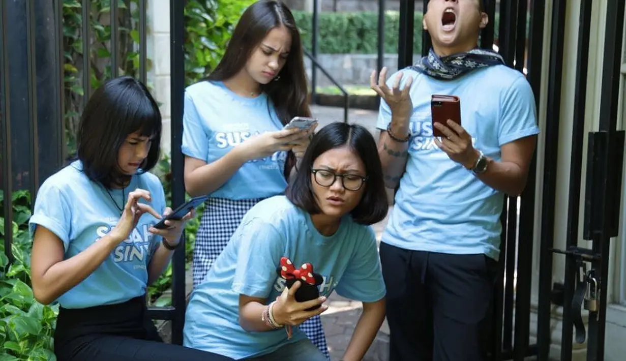 Film karya Ernest Prakasa Susah Sinyal akan ditayangkan pada 21 Desember 2017 mendatang. Selain Gading Marten dan Gisel, juga melibatkan Adinia Wirasti (Ellen), Aurora Ribero (Kiara), Niniek L Kariem (Agatha), dan banyak lagi. (Instagram/ernestprakasa)