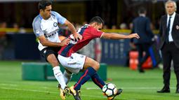 Aksi pemain Bologna, Giancarlo Gonzalez (kanan) berusaha membuang bola dari kejaran pemain Inter Milan, Eder pada lanjutan Serie A di The Dall' Ara Comunal Stadium, Bologna, (19/9/2017). Inter bermain imbang 1-1 lawan Bologna. (AFP/Andreas Solaro)