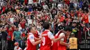 Di menit akhir pertandingan, Indonesia Arena kembali bererumuh, Firman Ardiansyah membobol gawang Jepang dengan tendangan roketnya. Skor 3-2 untuk Pasukan Garuda. Tampak dalam foto, pendukung merayakan gol yang dicetak pemain Timnas Futsal Indonesia saat melawan Jepang pada semifinal Piala Asia Futsal 2026 di Indonesia Arena, Gelora Bung Karno, Senayan, Jakarta, Kamis (4/2/2026). (Bola.com/Bagaskara Lazuardi)