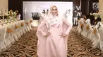 Artis Nina Zatulini membawakan busana rancangan Luna Maya saat trunk show kolaborasi antara Victoria Makeup Ateliar dengan Luna Habit di kawasan Senayan, Jakarta, Jumat (18/5). (Liputan6.com/Herman Zakharia)