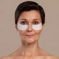 Ilustrasi wanita yang sedang menggunakan wrinkle patch (Foto dok : Freepik/freepik).